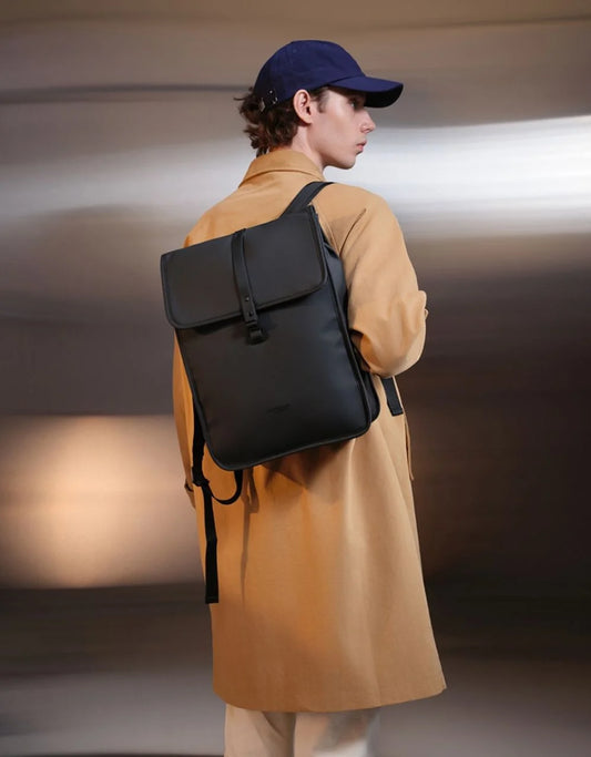 13 インチ 防水バックパック - クラシック ブラック