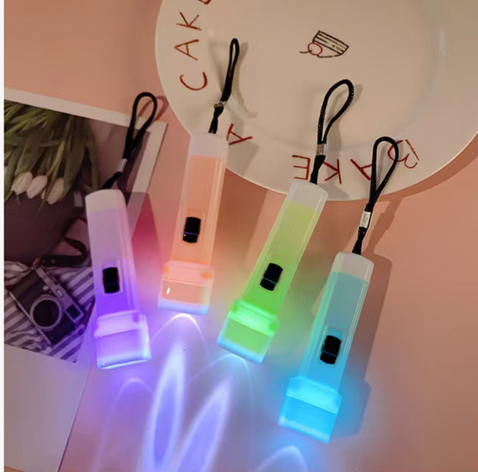 新しいシンプルな懐中電灯、ストラップ付き、幼稚園児の創造的なおもちゃの活動、実用的な小さなギフトギフト